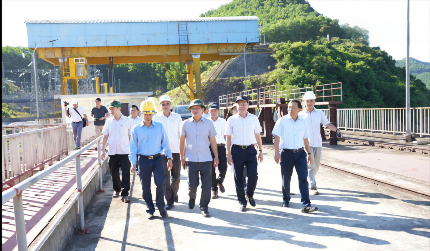 Kiểm tra tại hồ chứa nước thủy điện Hương Điền trên thượng nguồn sông Bồ.