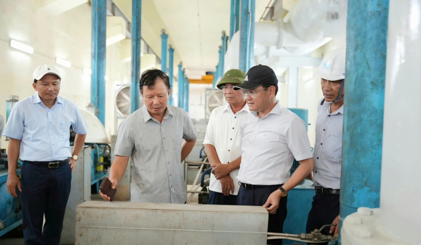 Kiểm tra hệ thống vận hành tại hồ chứa Tả Trạch thuộc thượng nguồn sông Hương.