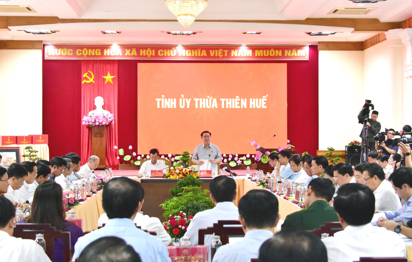 Quang cảnh buổi làm việc. Quang cảnh buổi làm việc.