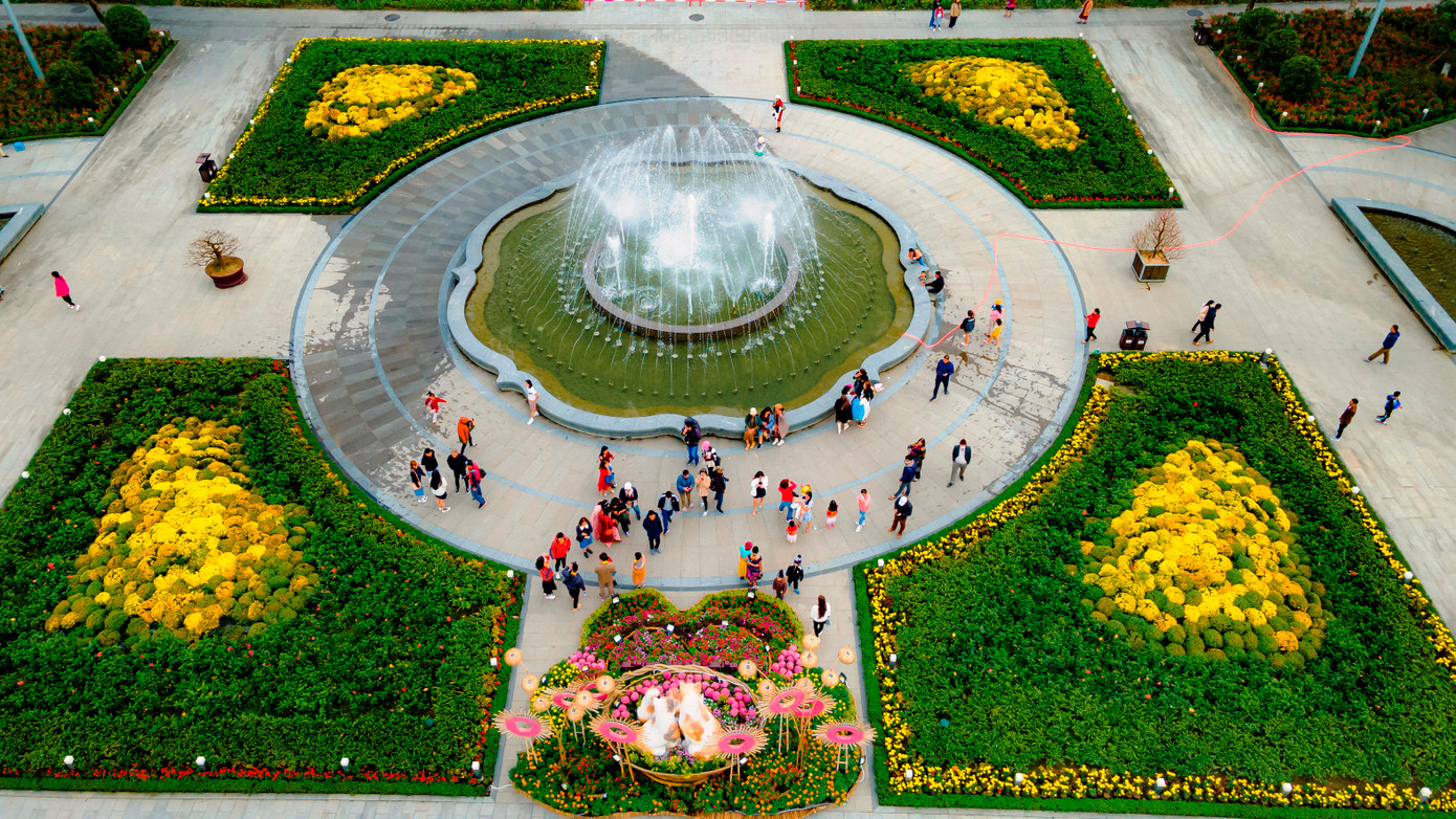 Ngày Tết, khu vực công viên cạnh sông Hương đối diện trụ sở Văn phòng UBND tỉnh TT-Huế là nơi thu hút nhiều người đến chiêm ngưỡng vẻ đẹp của hoa lá, chụp hình lưu niệm bên cụm hình tượng linh vật gia đình mèo đáng yêu, ngộ nghĩnh. Ảnh: Đình Hoàng