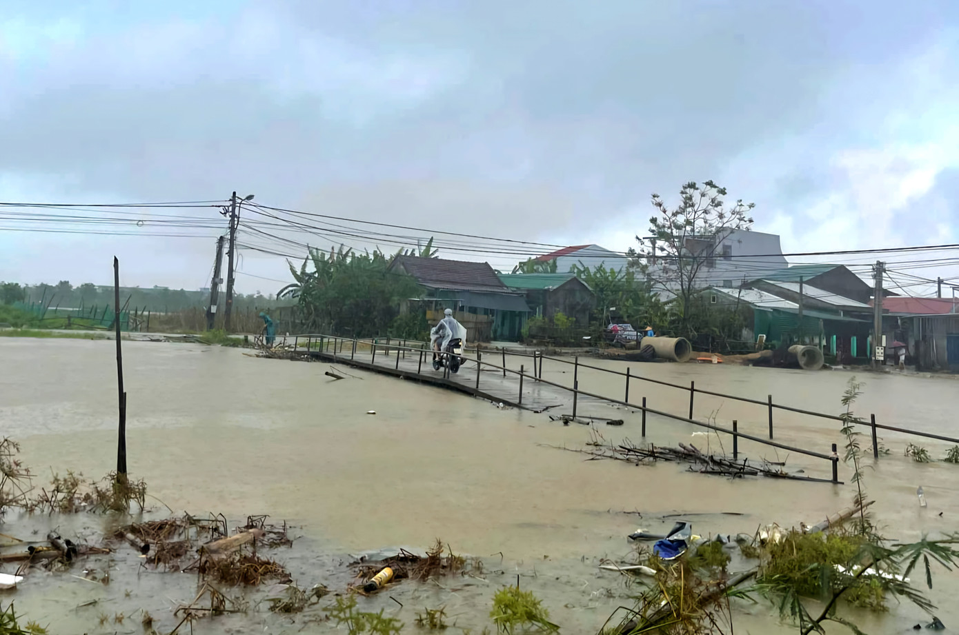 Nước tràn qua cầu Đội 1 vượt sông Nhất Đông (phường An Đông, TP. Huế.