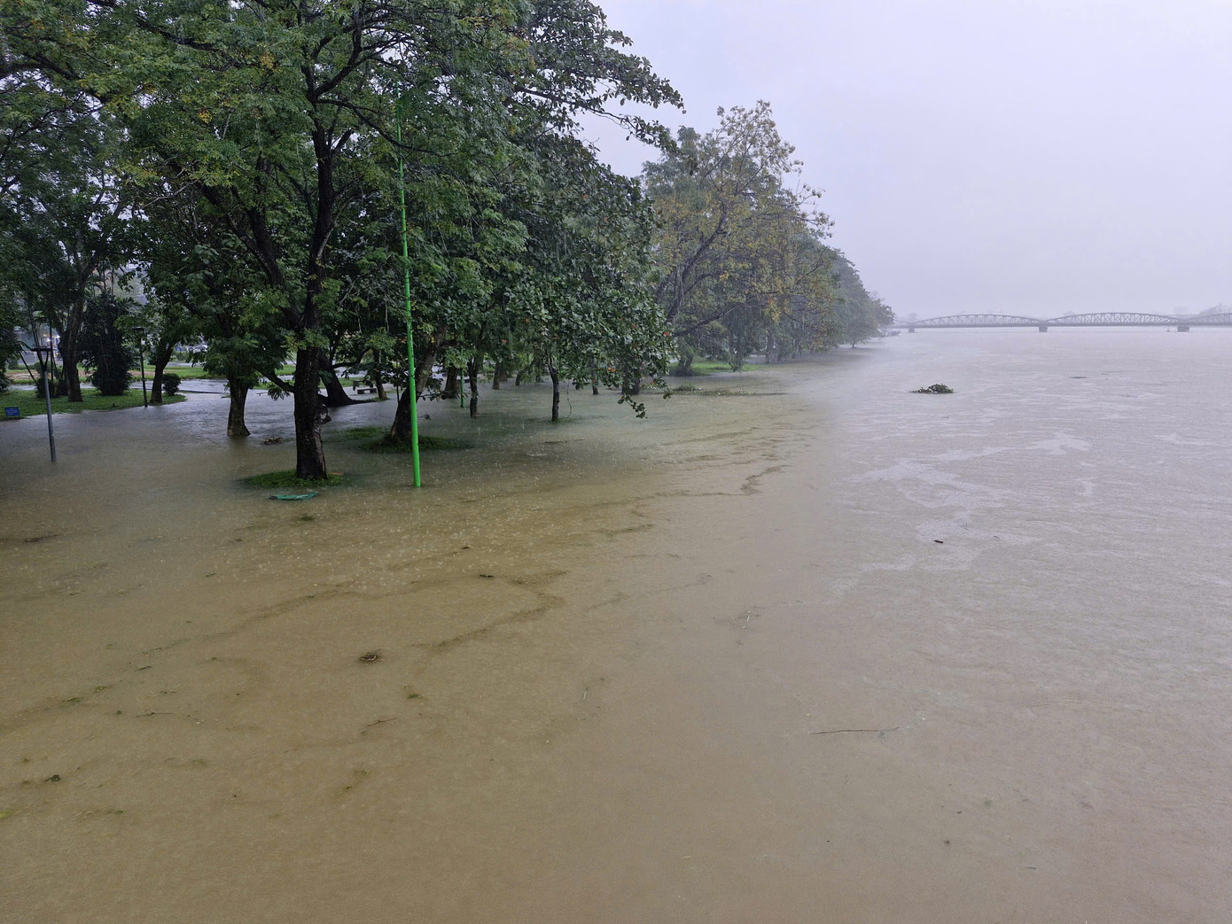Mưa lớn gây nguy cơ xuất hiện đợt lũ mới với mức báo động 3 trên sông Hương. Mưa lớn gây nguy cơ xuất hiện đợt lũ mới với mức báo động 3 trên sông Hương.
