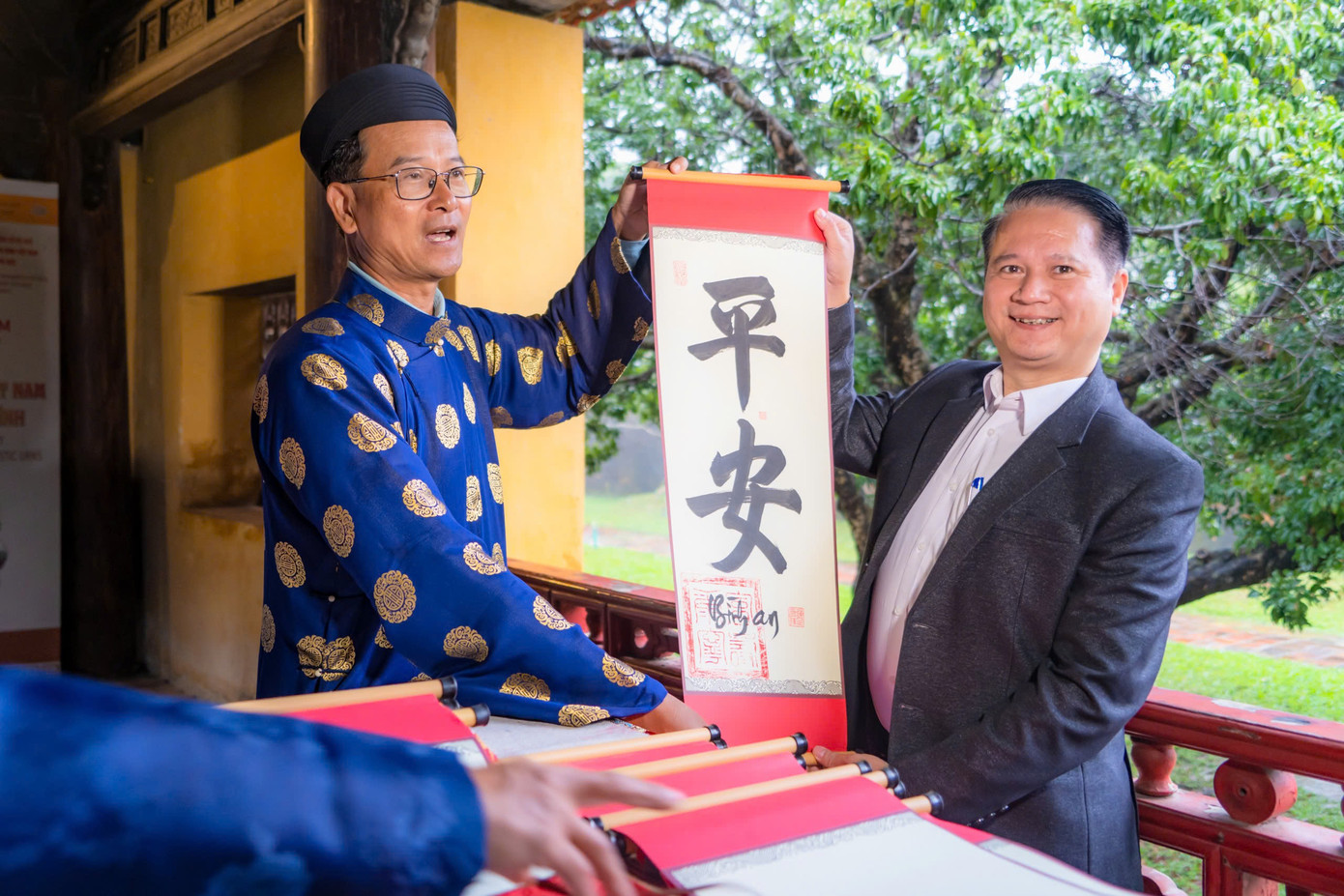 Anh Tôn Thất Trường Sơn (ngụ phường Thuận Hòa, quận Phú Xuân, thành phố Huế) bày tỏ lễ hạ nêu đã tạo điểm nhấn dành cho du khách khi tham quan Hoàng cung Huế dịp đầu năm, để du khách, người dân được sống trong bầu không khí đón chào năm mới vui tươi, với những kỳ vọng về sự thành công, hanh thông, thuận lợi trong công việc của năm mới. Anh Tôn Thất Trường Sơn (ngụ phường Thuận Hòa, quận Phú Xuân, thành phố Huế) bày tỏ lễ hạ nêu đã tạo điểm nhấn dành cho du khách khi tham quan Hoàng cung Huế dịp đầu năm, để du khách, người dân được sống trong bầu không khí đón chào năm mới vui tươi, với những kỳ vọng về sự thành công, hanh thông, thuận lợi trong công việc của năm mới.