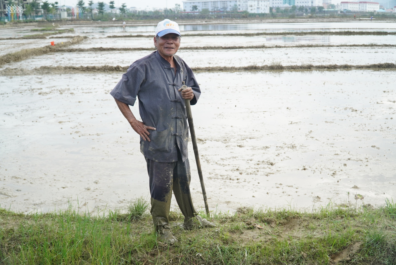 Lão nông Trần Phú (ngụ phường An Đông, TP. Huế) cho biết đây là thời điểm thuận lợi để nông dân xuống đồng sản xuất, bảo đảm đúng khung lịch thời vụ gieo trồng lúa đông xuân 2024. Lão nông Trần Phú (ngụ phường An Đông, TP. Huế) cho biết đây là thời điểm thuận lợi để nông dân xuống đồng sản xuất, bảo đảm đúng khung lịch thời vụ gieo trồng lúa đông xuân 2024.