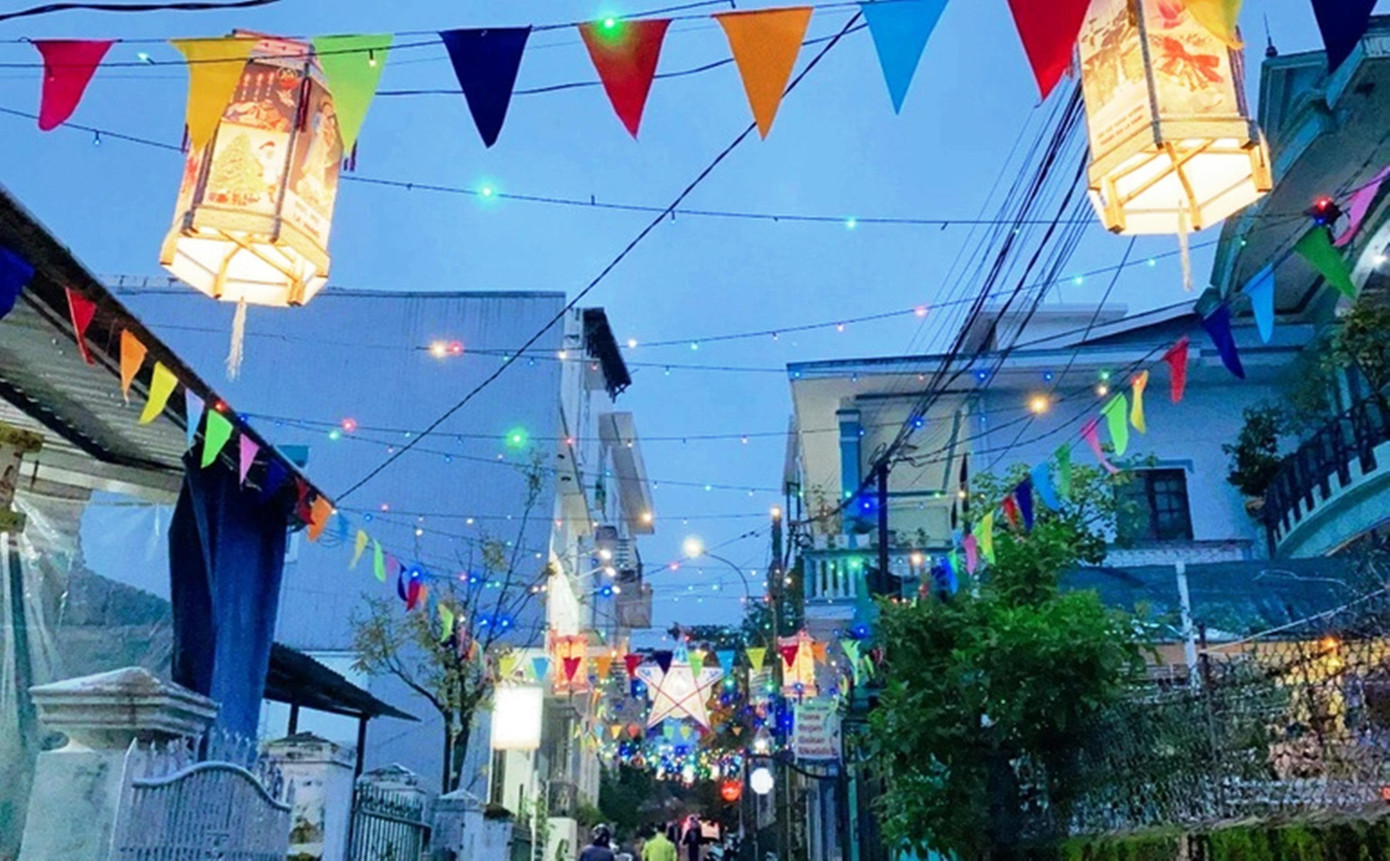 Xóm đạo xứ Huế yên bình.