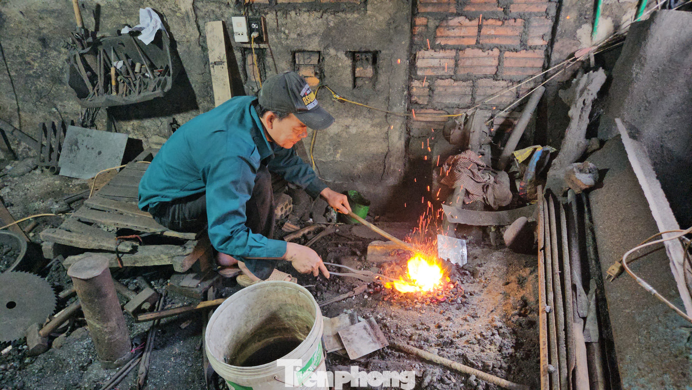 Hơn 100 năm trước, những người thợ rèn tại làng nghề rèn Hiền Lương (xã Phong Hiền, huyện Phong Điền, TT-Huế) di cư đến lập nghiệp tại nơi mới là phố cổ Bao Vinh. Từ đó, xóm rèn nằm sau chợ Bao Vinh hình thành và trở nên nổi tiếng với những sản phẩm rèn phục vụ sản xuất, đời sống. Hơn 100 năm trước, những người thợ rèn tại làng nghề rèn Hiền Lương (xã Phong Hiền, huyện Phong Điền, TT-Huế) di cư đến lập nghiệp tại nơi mới là phố cổ Bao Vinh. Từ đó, xóm rèn nằm sau chợ Bao Vinh hình thành và trở nên nổi tiếng với những sản phẩm rèn phục vụ sản xuất, đời sống.