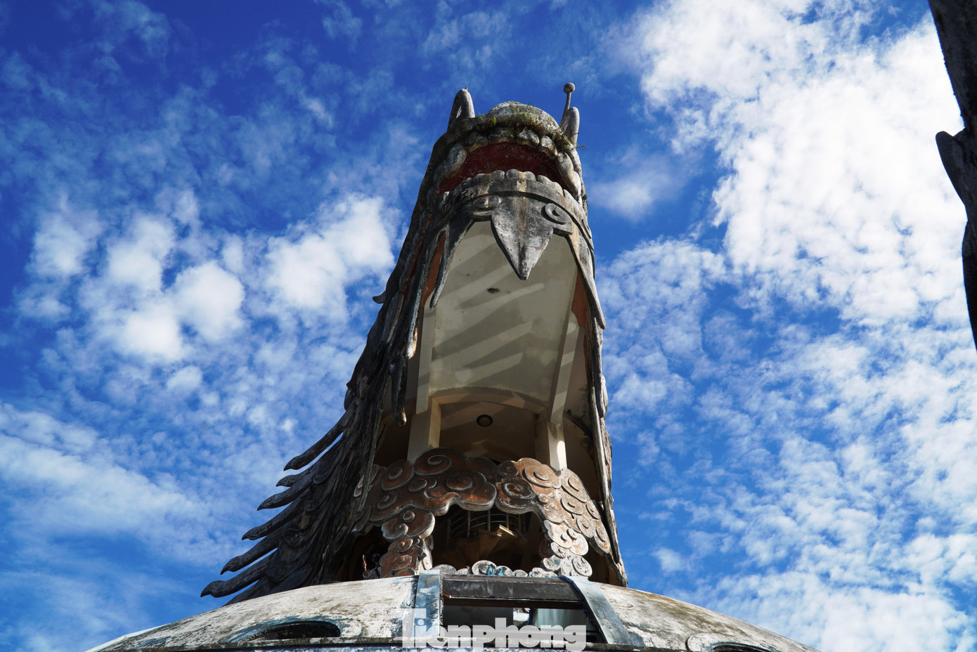 Trước thông tin kiến trúc hình rồng tại hồ Thủy Tiên bị hạ giải, đập bỏ, nhiều người dân Huế và du khách bày tỏ sự tiếc nuối và mong muốn giữ lại công trình “ma mị” này, kết hợp chỉnh trang công viên, bảo đảm an toàn, nhằm tạo thêm điểm đến du lịch hấp dẫn, khác lạ cho Huế. Trước thông tin kiến trúc hình rồng tại hồ Thủy Tiên bị hạ giải, đập bỏ, nhiều người dân Huế và du khách bày tỏ sự tiếc nuối và mong muốn giữ lại công trình “ma mị” này, kết hợp chỉnh trang công viên, bảo đảm an toàn, nhằm tạo thêm điểm đến du lịch hấp dẫn, khác lạ cho Huế.