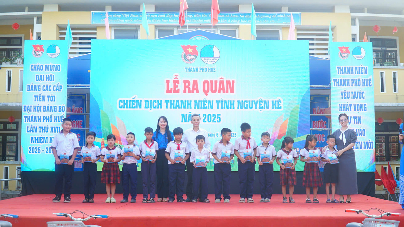 Trao học bổng cho học sinh vượt khó học tốt.