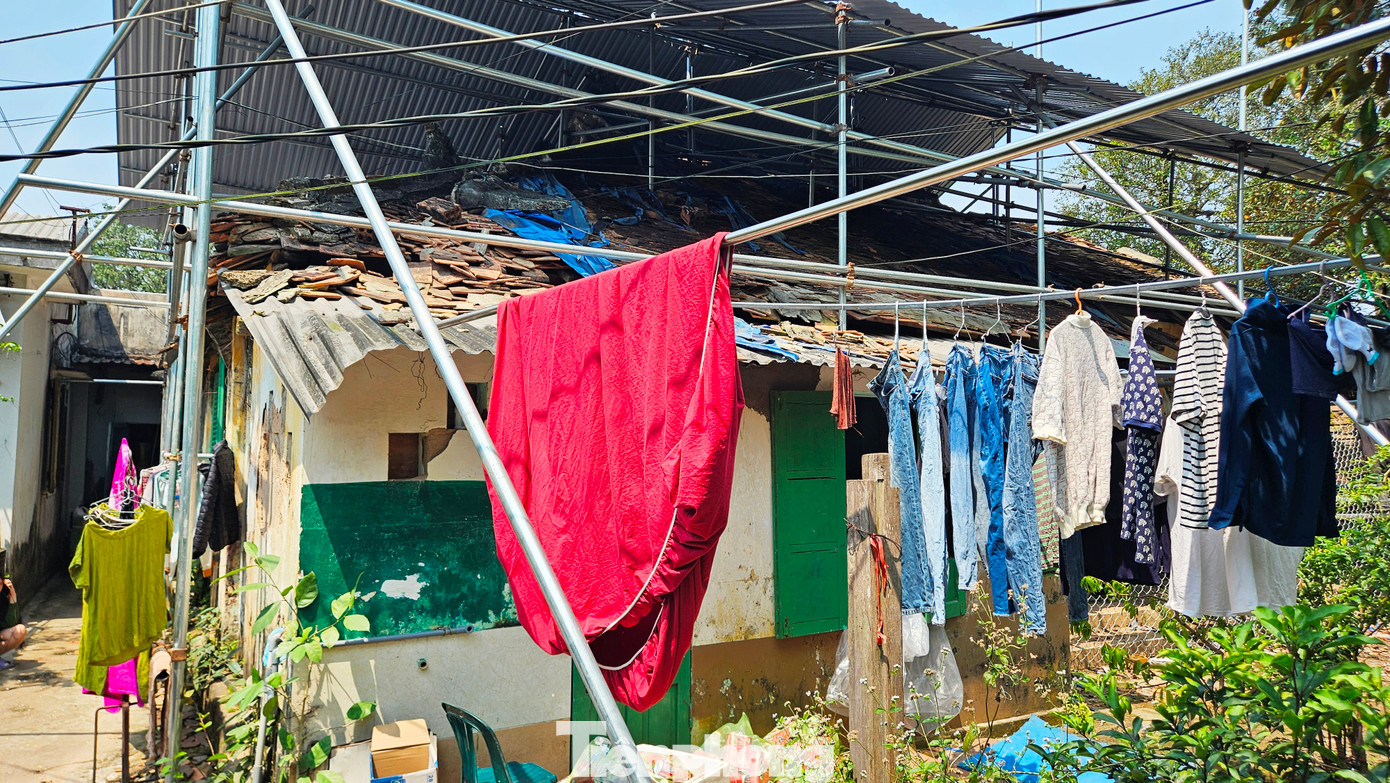 Người dân vẫn sinh sống trong khuôn viên di tích Khâm Thiên Giám mà chưa thể dời đi. Người dân vẫn sinh sống trong khuôn viên di tích Khâm Thiên Giám mà chưa thể dời đi.