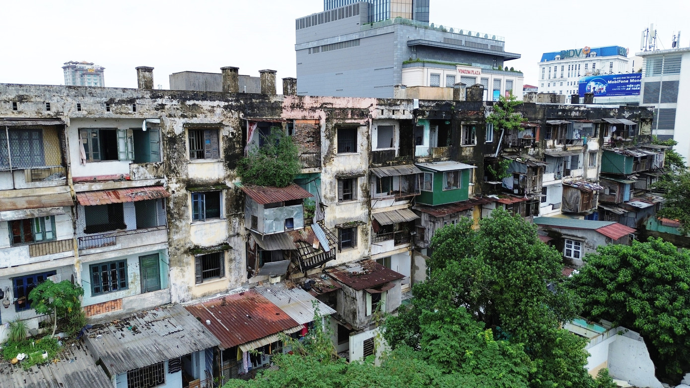 Chung cư Đống Đa có tổng diện tích 3.307m2, tổng diện tích sàn sử dụng 7.971m2, với 5 dãy nhà (A, B, C, D, E), được xây dựng, đưa vào sử dụng từ những năm 1979 đến 1988. Đây từng là nơi sinh sống của hơn 200 hộ dân.