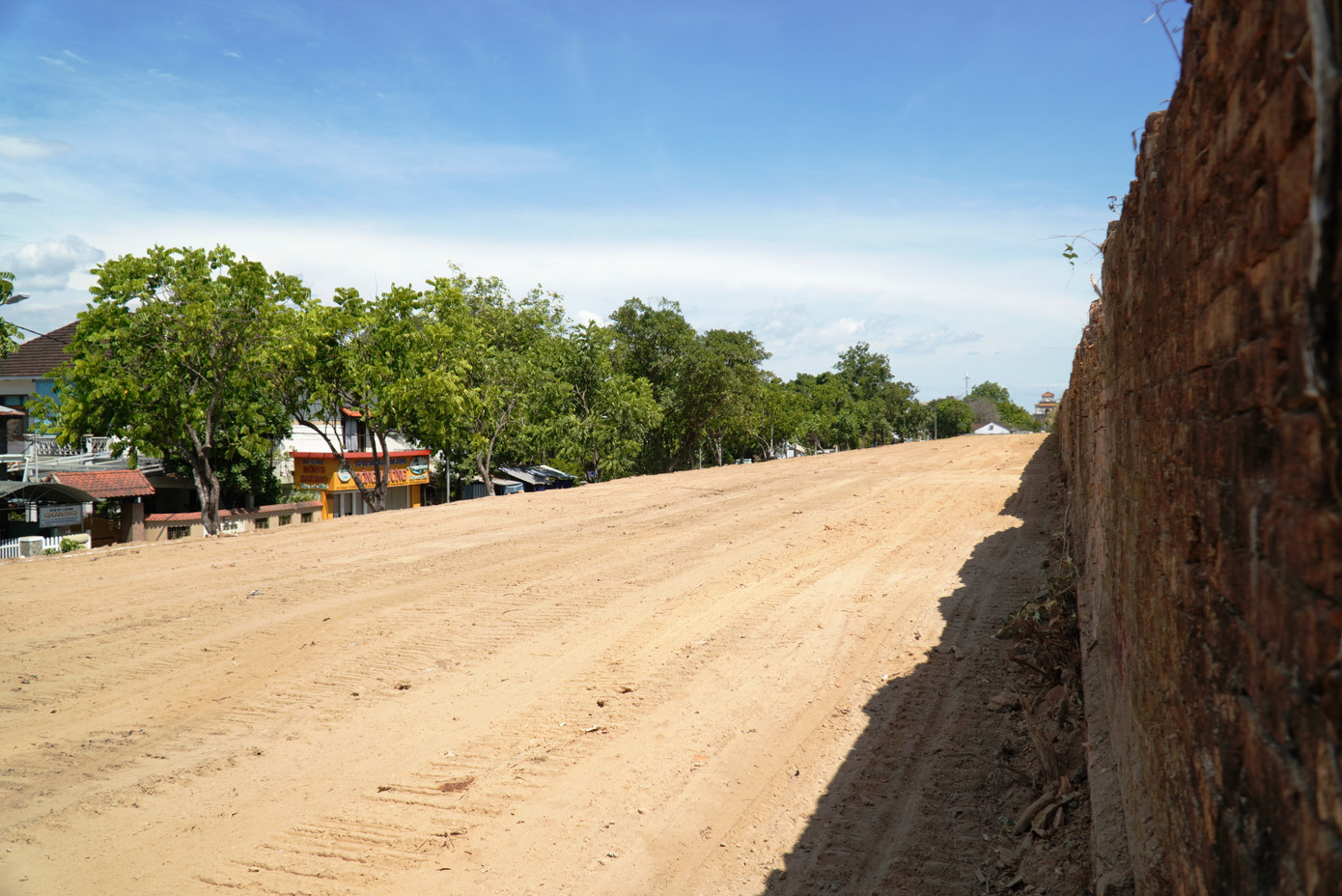 Trung tâm cũng sẽ đầu tư nối thông các tuyến đường dạo trên Thượng thành để tăng tính trải nghiệm, khám phá mới lạ cho du khách, người dân; khu vực Eo bầu sẽ là không gian thuận lợi làm nơi đỗ xe của người dân sau khi được chỉnh trang, phục hồi nguyên trạng.