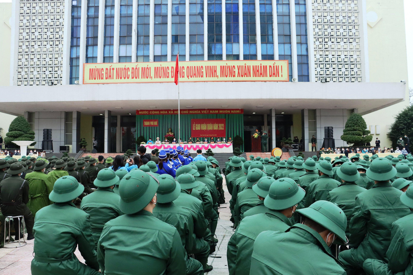 Quang cảnh lễ giao nhận quân tại Trung tâm Văn hóa - Điện ảnh TT-Huế Quang cảnh lễ giao nhận quân tại Trung tâm Văn hóa - Điện ảnh TT-Huế