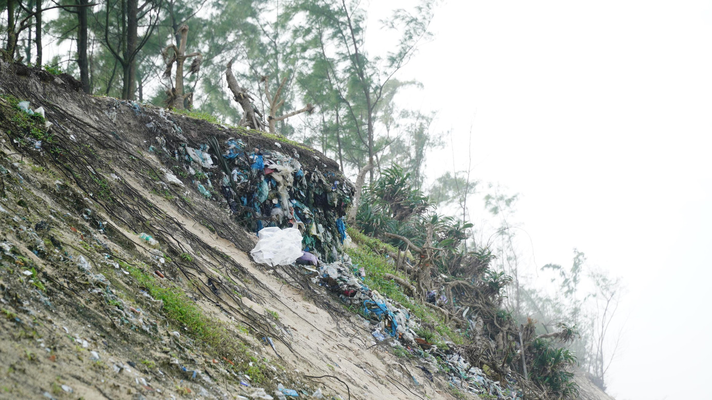 Bãi rác cũ có diện tích khoảng 300m2 bỗng lộ thiên do bị “vỡ” hiện treo lơ lửng bên bờ biển Phú Thuận, có nơi còn cách mép sóng vài chục mét. Ngoài ra, nhiều tấn rác đã bị sóng lớn xâm thực cuốn ra biển, sau đó trôi dạt, tấp vào các khu vực bờ biển khác thuộc xã Phú Thuận và vùng lân cận.