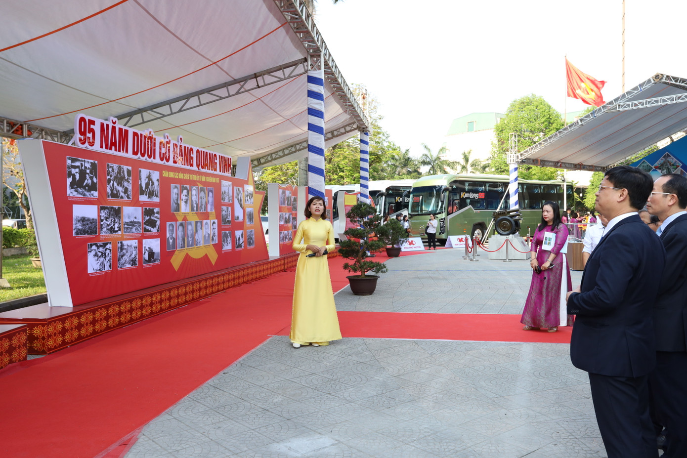 Trưng bày chuyên đề đưa công chúng quay ngược dòng thời gian, về với những ngày đầu khi Đảng Cộng sản Việt Nam ra đời năm 1930, mở ra trang sử mới cho cách mạng Việt Nam. Đặc biệt, những chiến công vang dội của quân và dân Thừa Thiên - Huế (nay là TP Huế) trong hai cuộc kháng chiến chống thực dân, đế quốc được tái hiện qua hơn 500 tư liệu, hiện vật quý giá.