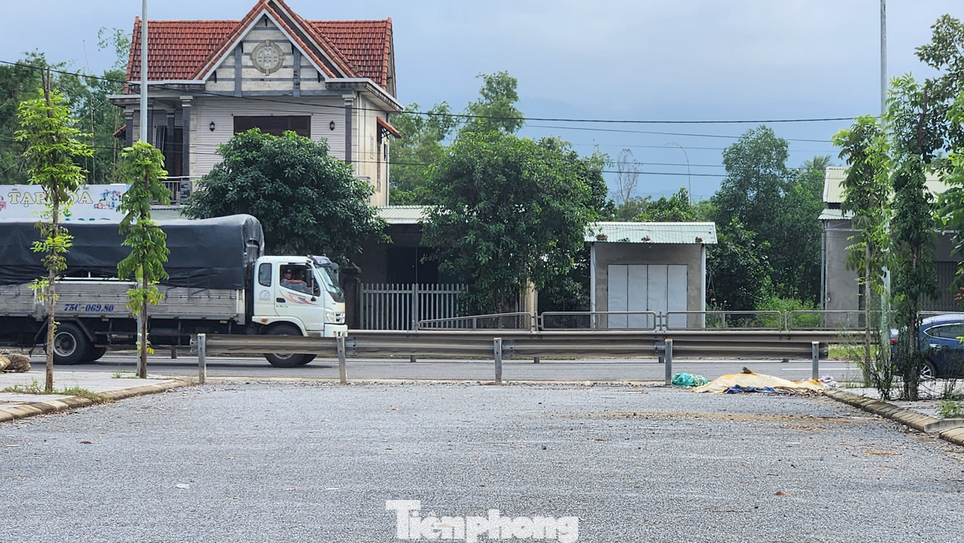 Theo người dân địa phương, đường tiền tỷ hoàn thành nhưng không thể đưa vào khai thác, sử dụng là một sự lãng phí lớn về đầu tư.