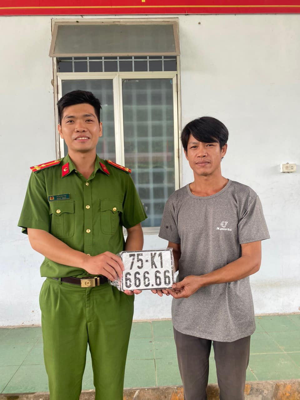 Công an xã Lộc Trì bàn giao biển số "ngũ quý" 666.66 cho người dân vừa ngẫu nhiên bấm được. Ảnh: CACC