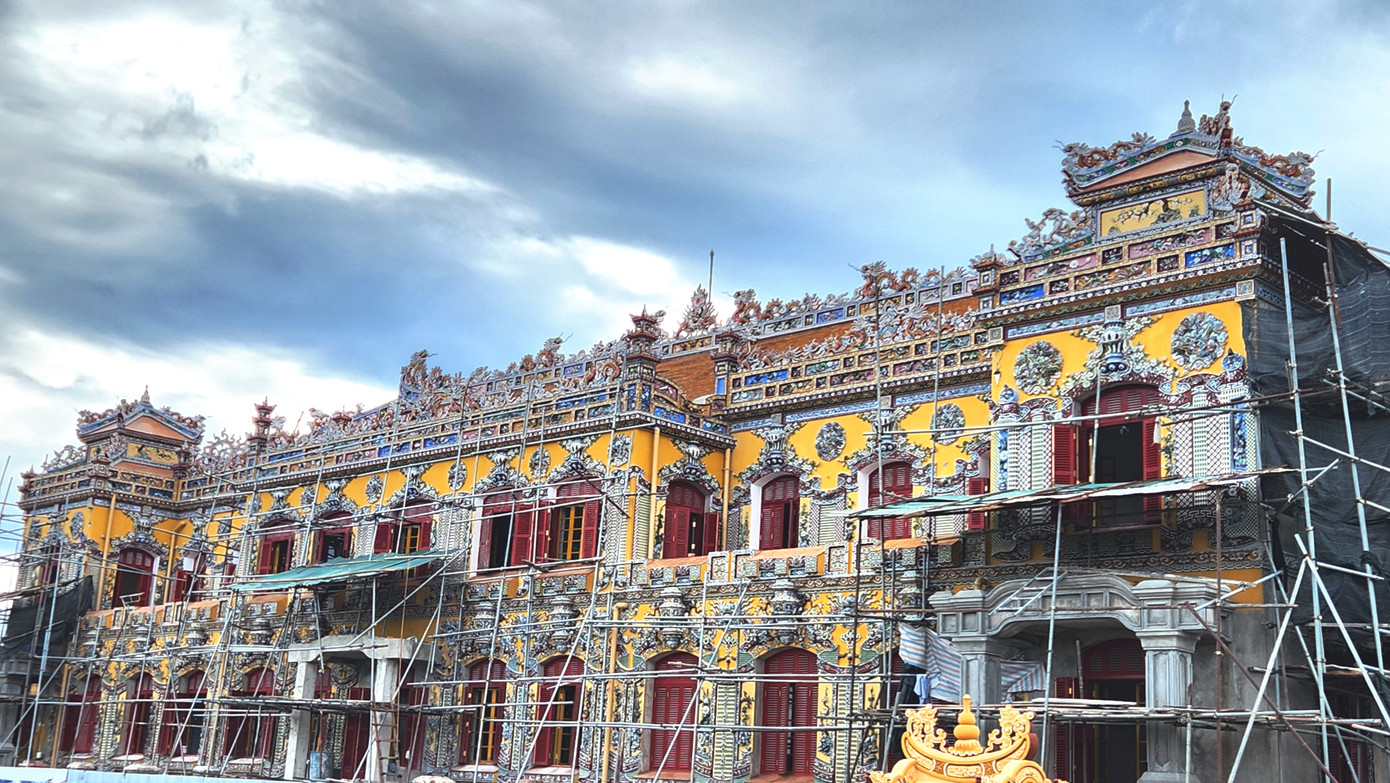 Năm 2019, Dự án tu bổ, tôn tạo và phục hồi điện Kiến Trung được khởi công, với tổng kinh phí thực hiện gần 124 tỷ đồng (tương đương 5,5 triệu USD) tập trung vào các hạng mục trùng tu, tôn tạo công trình trong khuôn viên di tích ngôi điện như tường bao nền, hệ thống lan can, tu bổ lầu Kiến Trung, sân Tiền Viên và Hậu Viên, cùng các công trình nhỏ xung quanh và hệ thống hạ tầng kỹ thuật, cây xanh… Ảnh: Ngọc Văn.