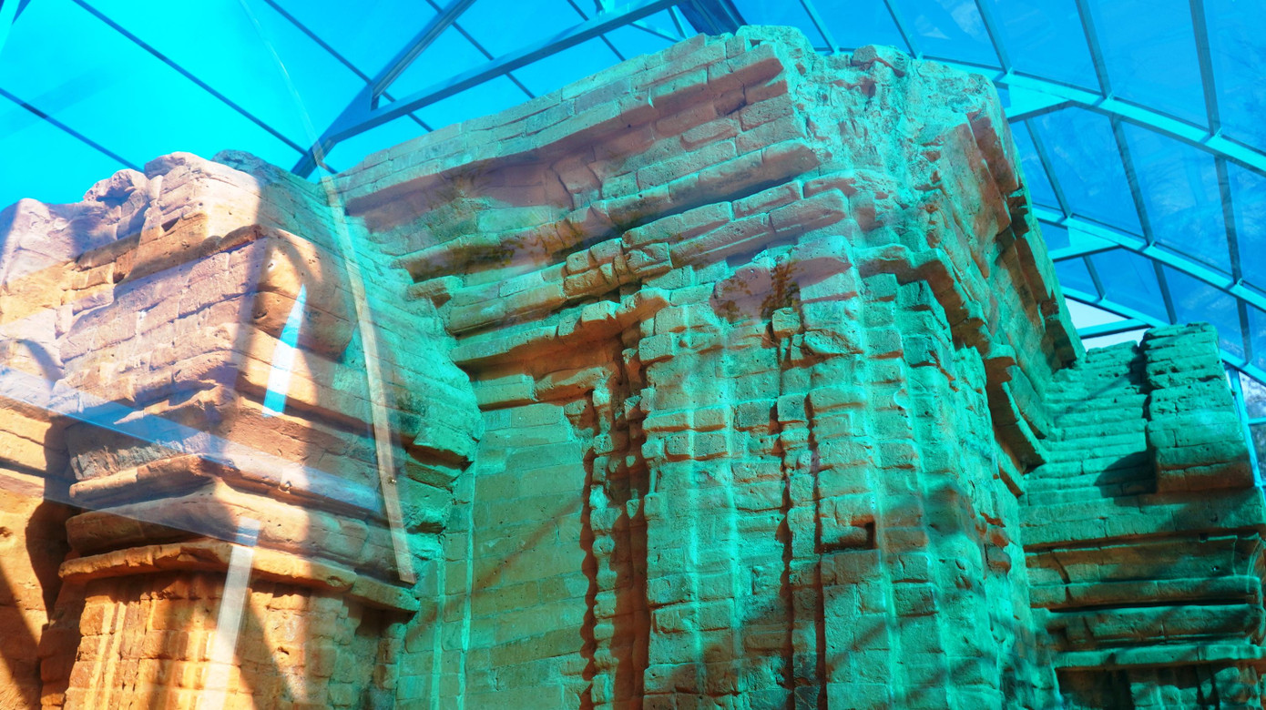 Dù trải qua hàng thế kỷ, đến nay ngôi tháp vẫn giữ được màu gạch đỏ hồng đẹp mắt. Các mẫu gạch đều xốp, có kích thước không đều. Theo nghiên cứu khoa học, gạch xây tháp làm bằng đất sét, chỉ nung ở nhiệt độ thấp dưới 800 - 900 độ C. Khi dựng tháp, người xưa đã ghép bằng kỹ thuật mài chập với nhớt cây ô dước và nước tạo sự kết dính. Tháp là công trình kiến trúc văn hóa Chămpa còn nguyên vẹn nhất kể từ khu vực bắc Hải Vân trở ra.