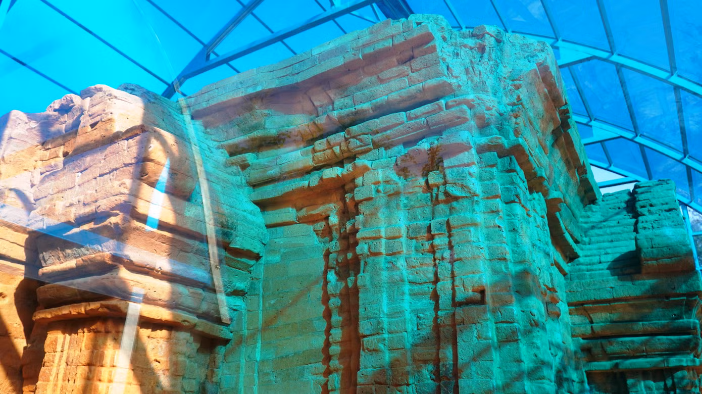 Dù trải qua hàng thế kỷ, đến nay ngôi tháp vẫn giữ được màu gạch đỏ hồng đẹp mắt. Các mẫu gạch đều xốp, có kích thước không đều. Theo nghiên cứu khoa học, gạch xây tháp làm bằng đất sét, chỉ nung ở nhiệt độ thấp dưới 800 - 900 độ C. Khi dựng tháp, người xưa đã ghép bằng kỹ thuật mài chập với nhớt cây ô dước và nước tạo sự kết dính. Tháp là công trình kiến trúc văn hóa Chămpa còn nguyên vẹn nhất kể từ khu vực bắc Hải Vân trở ra.