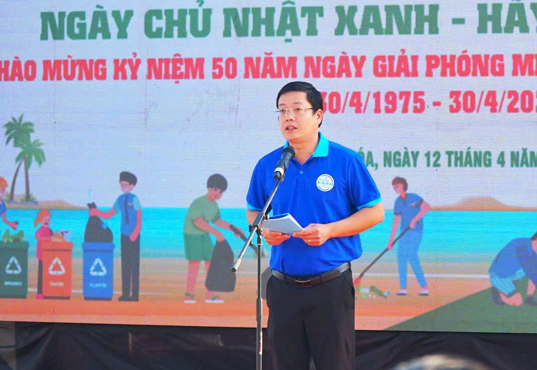 Anh Nguyễn Thanh Hoài - Bí thư Thành Đoàn Huế, phát động 5 tuần cao điểm Ngày Chủ nhật xanh - Hãy làm sạch biển”.