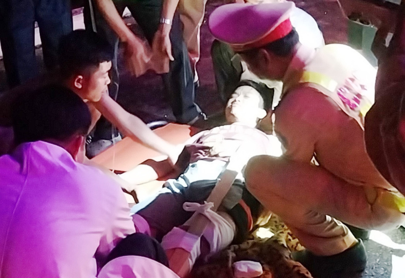 Sơ cứu tài xế gặp nạn sau khi được đưa ra khỏi cabin xe tai nạn. Ảnh: Q.T Sơ cứu tài xế gặp nạn sau khi được đưa ra khỏi cabin xe tai nạn. Ảnh: Q.T