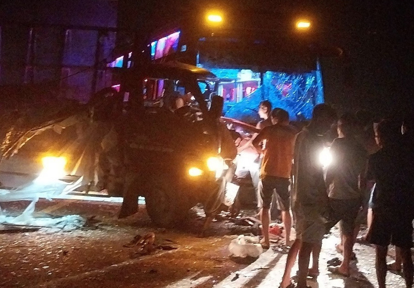 Nỗ lực giải cứu tài xế mắc kẹt trong buồng lái ô tô tải. Ảnh: Q.T Nỗ lực giải cứu tài xế mắc kẹt trong buồng lái ô tô tải. Ảnh: Q.T