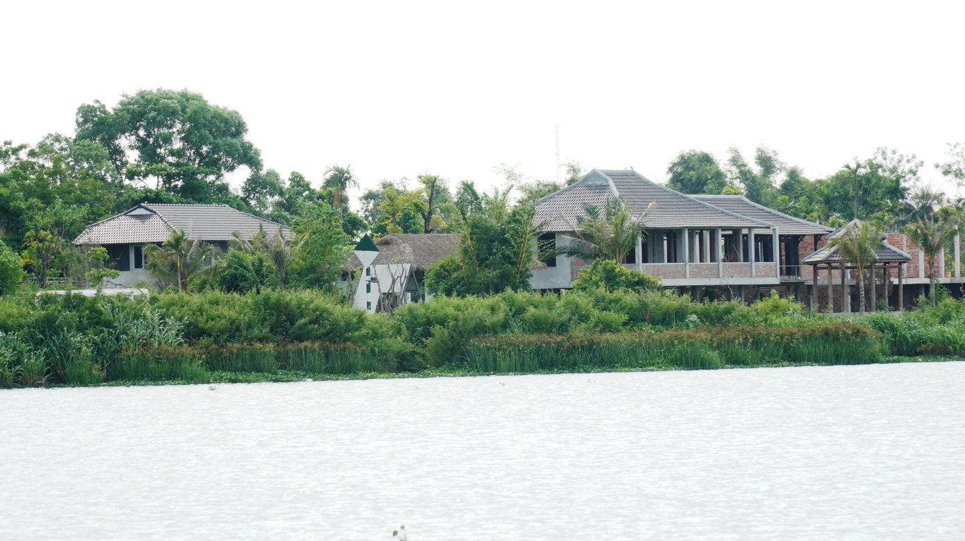 Sau kiểm tra và yêu cầu dừng xây dựng, các công trình không phép tại dự án Go Green Farm lại phình thêm