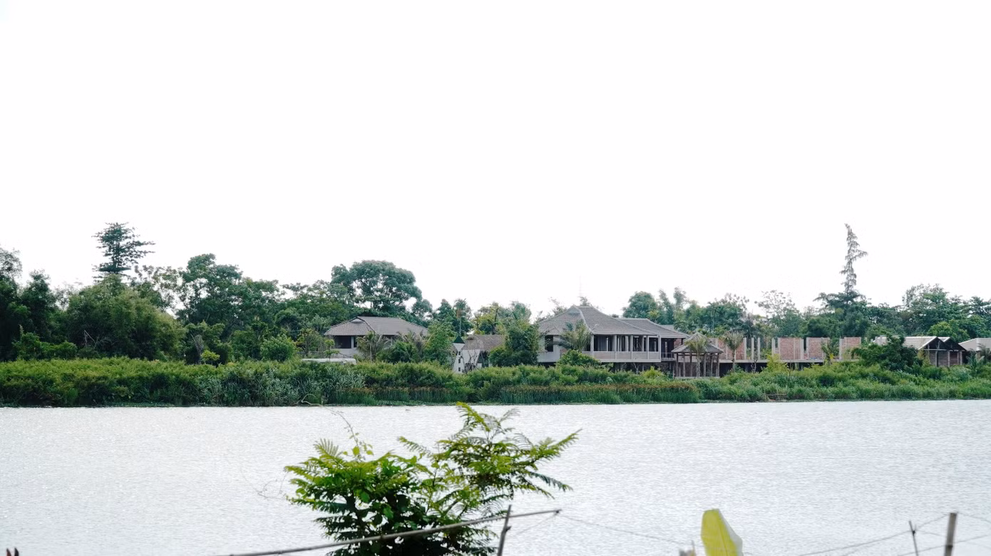 Đại công trình không phép thuộc dự án Go Green Farm nhìn từ bờ sông Hương lên