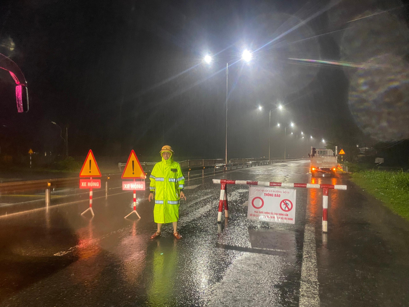 3 đoạn đường thuộc tuyến Quốc lộ 1 qua TT-Huế bị ngập sâu do mưa lũ, buộc phải cấm tạm dừng lưu thông. Ảnh: CA