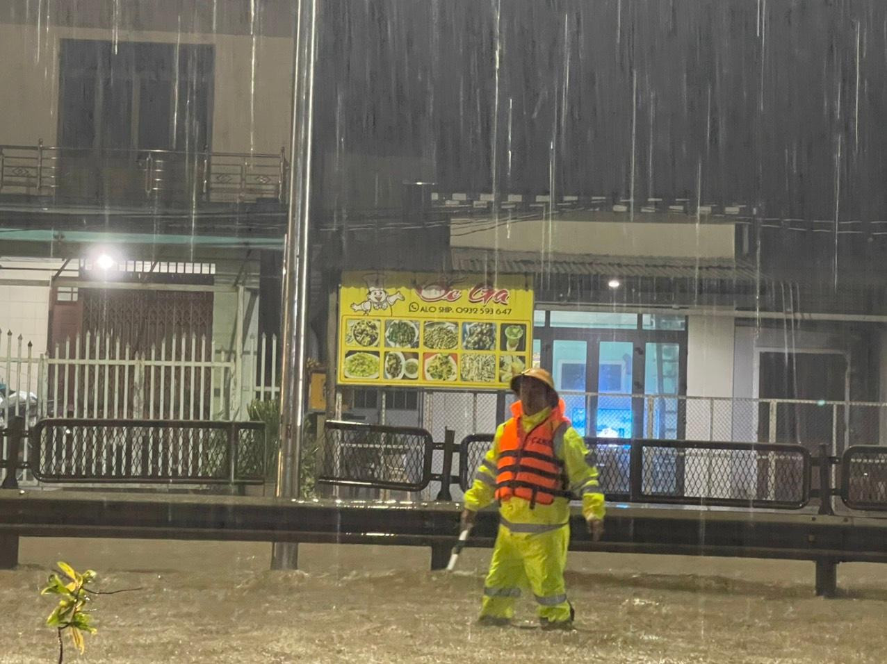 CSGT làm nhiệm vụ tại vị trí ngập lụt trên Quốc lộ 1 qua TT-Huế. Ảnh: CA