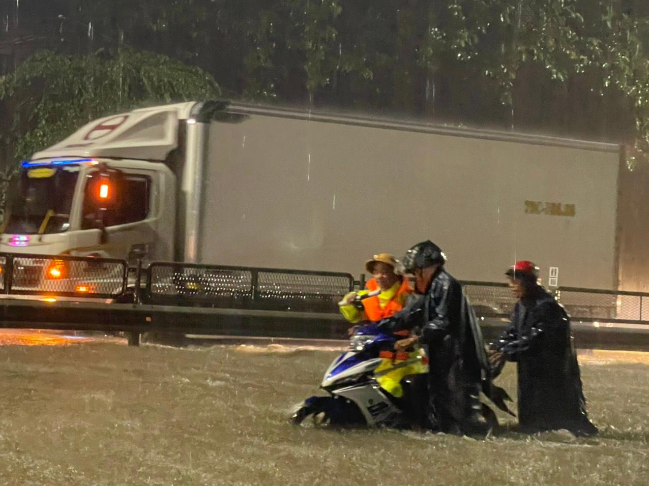 Xe cộ chết máy khi di chuyển qua đoạn đường ngập thuộc Quốc lộ 1 tại TT-Huế. Ảnh: CA