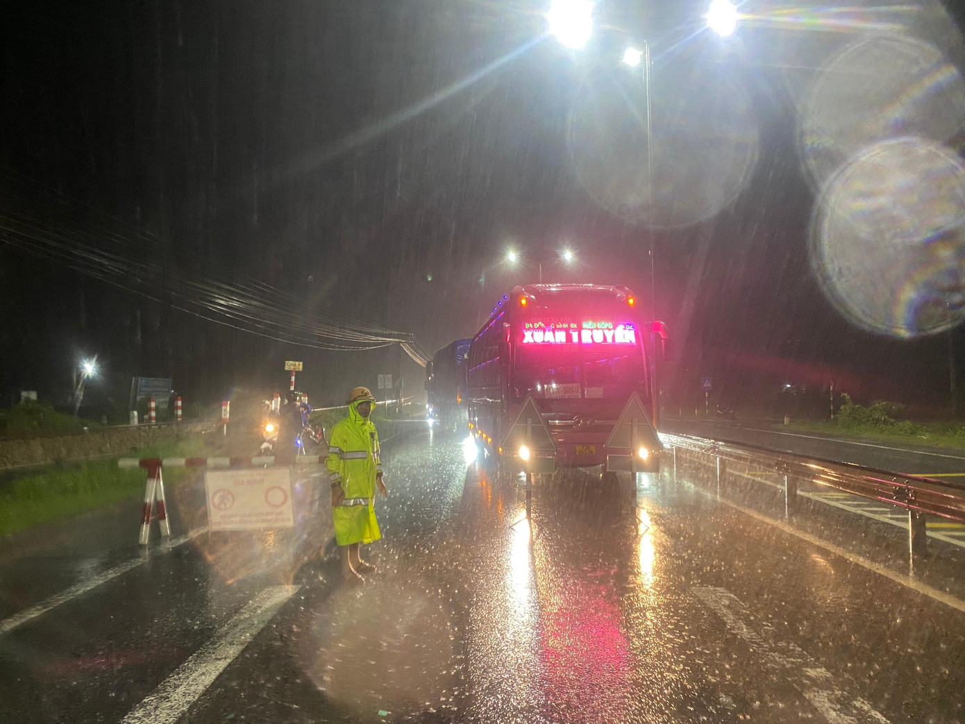 Phương tiện xe cộ phải dừng tại đoạn đường ngập chờ nước rút. Ảnh: CA