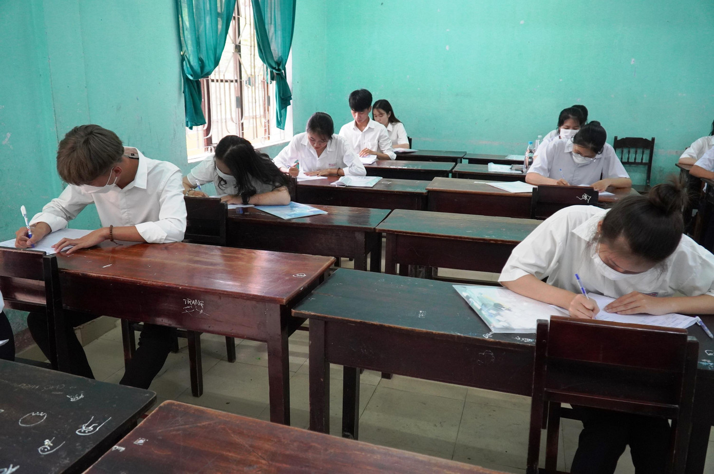 Theo lãnh đạo trường THPT Đặng Huy Trứ, kỳ thi năm nay, 508 thí sinh của trường được thi tại 22 phòng thi ngay tại trường. Trường còn bố trí các phòng ở khu vực xa phòng thi để thí sinh gửi vật dụng, điện thoại, tránh vi phạm quy chế thi. Ngoài ra, trường còn bố trí 2 phòng thi dự phòng.