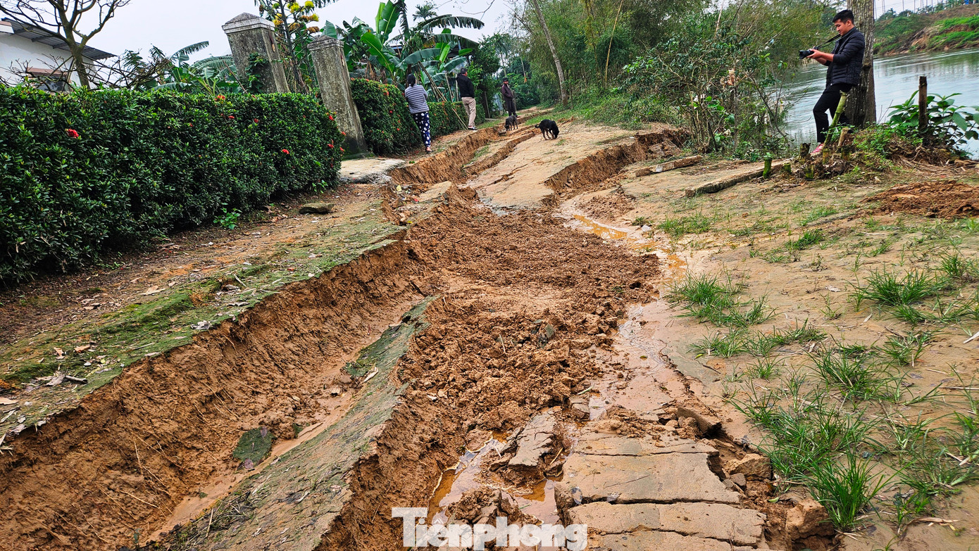 Tình trạng sạt lở đã ảnh hưởng trực tiếp đến hơn 10 hộ dân xóm Phường và giao thông đi lại của thôn La Vân Thượng. Tình trạng sạt lở đã ảnh hưởng trực tiếp đến hơn 10 hộ dân xóm Phường và giao thông đi lại của thôn La Vân Thượng.