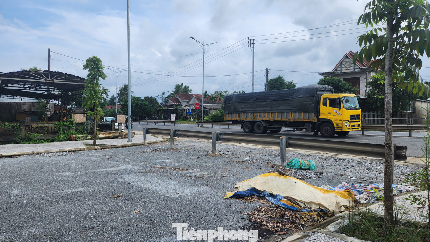 Tương tự, tại huyện Phú Lộc, tuyến đường giao thông vành đai phía đông xã Lộc Sơn dài 1,5 km cũng bị khóa đấu nối sau khi công trình hoàn thành đầu tư xây dựng. Tuyến đường này có quy mô, giá trị đầu tư hơn 43 tỷ đồng, do Ban Đầu tư và Xây dựng khu vực huyện Phú Lộc làm chủ đầu tư.