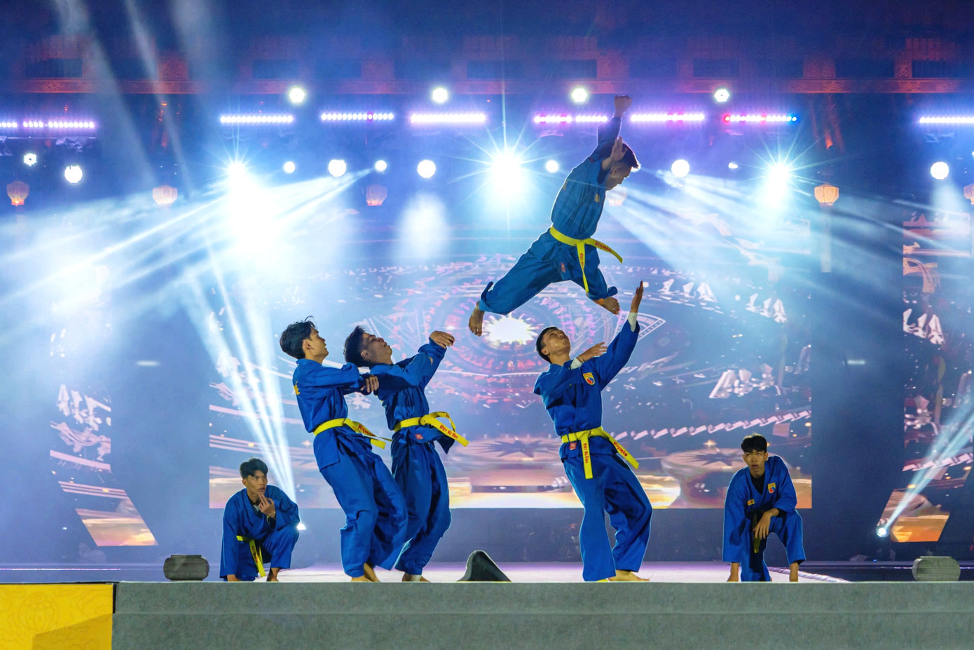 Trong khuôn khổ ngày hội Tinh hoa Võ Việt lần thứ I còn có chương trình giao lưu tinh hoa võ Việt, hội thảo về võ học Việt Nam, tham quan Đại nội Huế, xếp hình, đồng diễn võ thuật, biểu diễn và trưng bày về các môn phái võ Việt như võ Kinh Vạn An (Huế), Vovinam, võ Bình Định… Trong khuôn khổ ngày hội Tinh hoa Võ Việt lần thứ I còn có chương trình giao lưu tinh hoa võ Việt, hội thảo về võ học Việt Nam, tham quan Đại nội Huế, xếp hình, đồng diễn võ thuật, biểu diễn và trưng bày về các môn phái võ Việt như võ Kinh Vạn An (Huế), Vovinam, võ Bình Định…