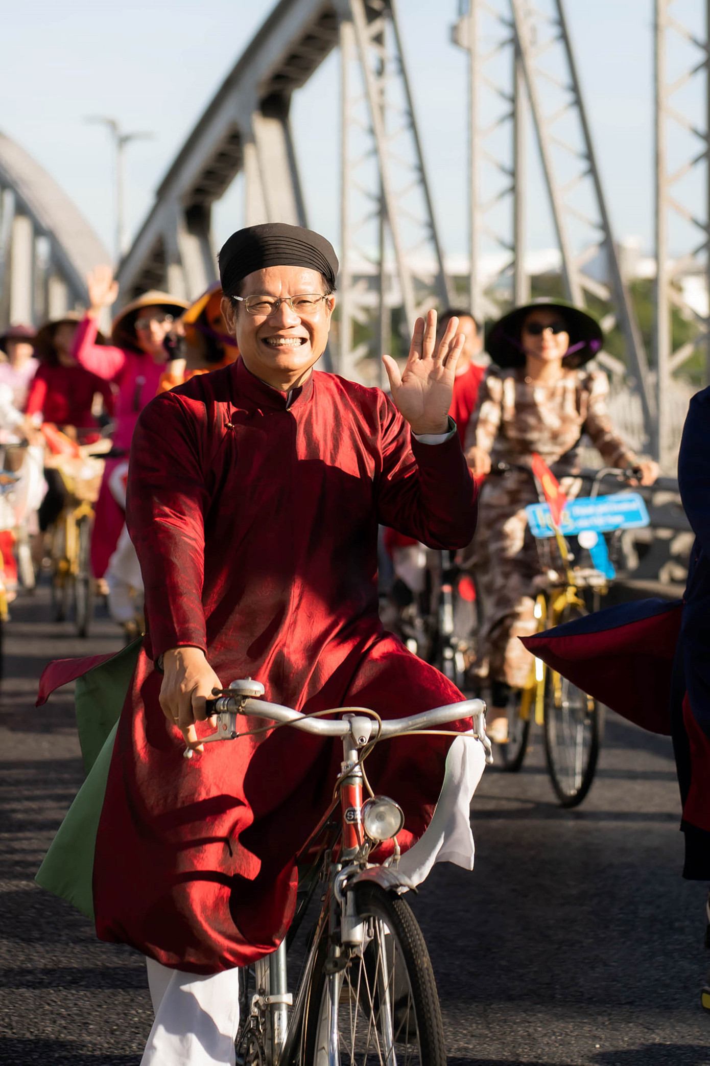 Theo tiến sĩ Phan Thanh Hải - Giám đốc Sở Văn hóa - Thể thao TT-Huế (người trong ảnh), hoạt động đạp xe vì môi trường trong trang phục áo dài truyền thống không chỉ mang đến sự gắn kết giữa con người với thiên nhiên, mà còn là lời nhắc nhở về tầm quan trọng của bảo vệ môi trường. Hình ảnh những chiếc xe đạp nhẹ nhàng lăn bánh cùng tà áo dài duyên dáng thể hiện sự giao hòa giữa truyền thống và hiện đại, giữa con người với thiên nhiên.