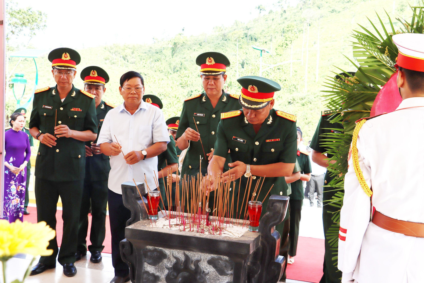 Dâng hương tưởng niệm các anh hùng liệt sĩ tại lễ khánh thành.