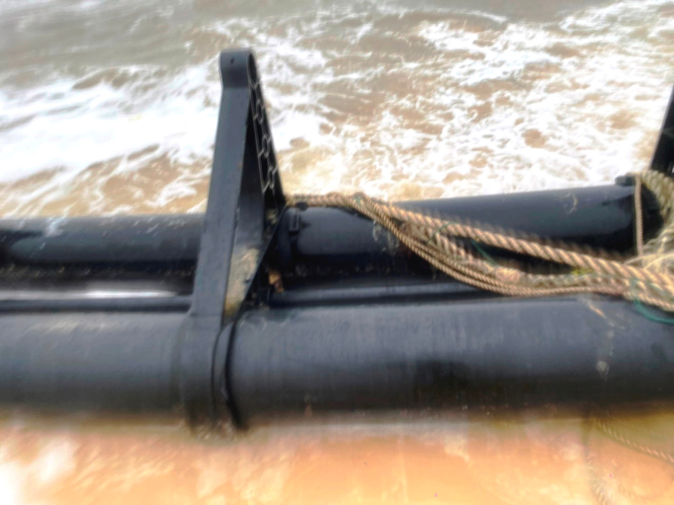 Vật thể lạ là các ống nhựa kết cấu dạng vòng tròn, chạy song song nhau, với đường kính lớn bằng thân người. Ảnh: A.Ph