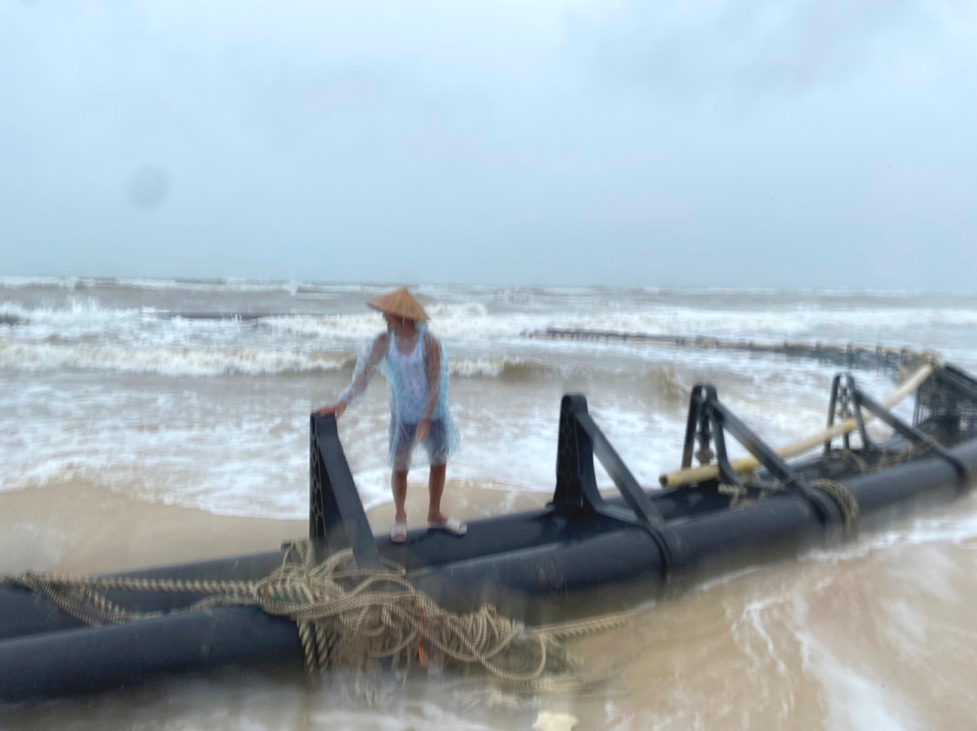 Vật thể lạ được người dân phát hiện trôi dạt vào vùng biển xã Quảng Ngạn, huyện Quảng Điền, TT-Huế. Ảnh: A.Ph