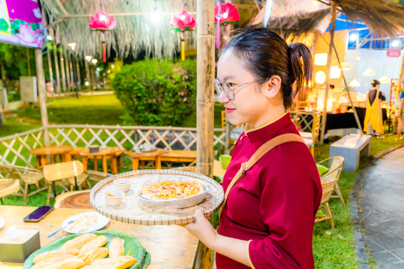 Các hoạt động quảng diễn pha trà sen, thưởng thức các loại trà sen, các loại bánh sen, những món ẩm thực từ sen tại các gian hàng của doanh nghiệp địa phương.