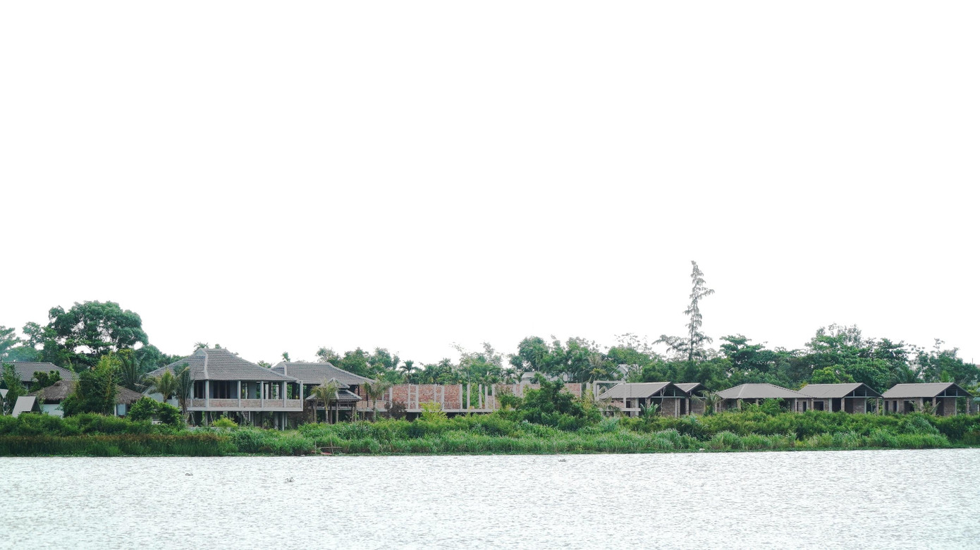 Loạt công trình cao tầng không phép nguy cơ băm nát cảnh quan bờ sông Hương