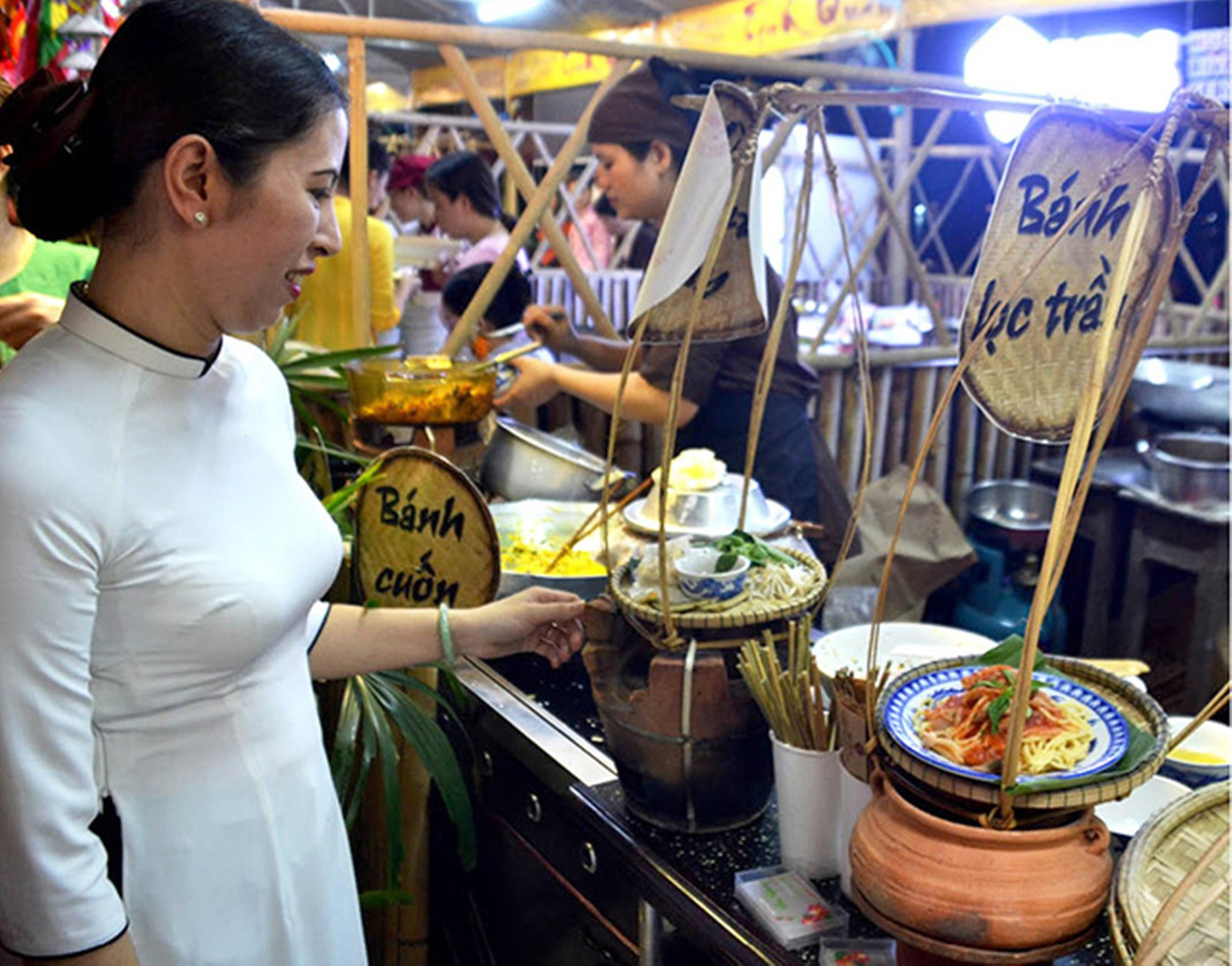 Khách tham quan không gian ẩm thực chay xứ Huế tại một dịp lễ hội. Ảnh: Đức Quang