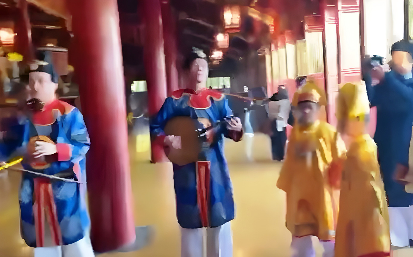 Việc tổ chức đội nhạc của Trung tâm BTDTCĐ Huế khi đón đoàn và khách tham quan mặc trang phục màu vàng vào tham quan Thế miếu - Đại nội Huế là chưa phù hợp. Ảnh cắt từ clip.