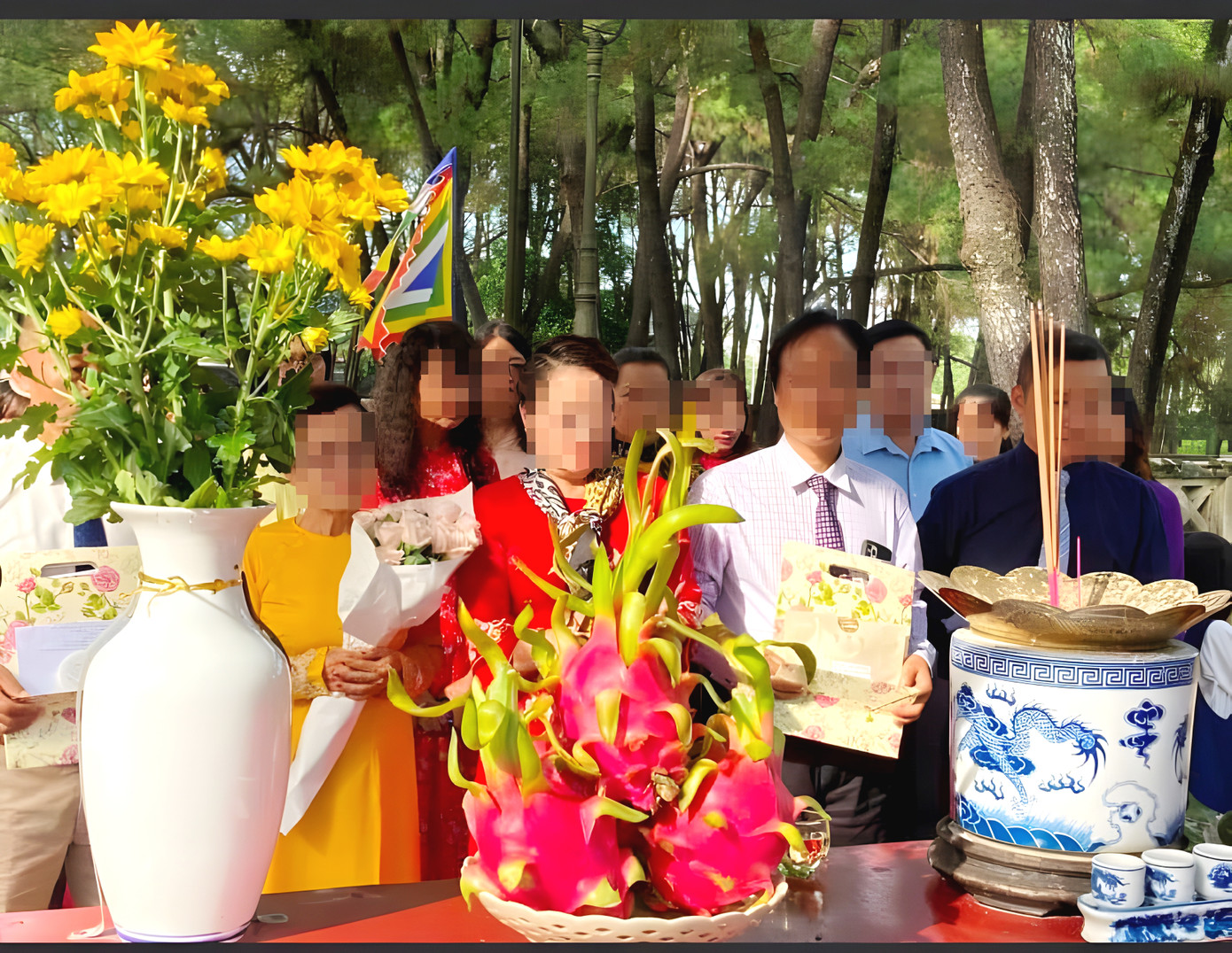 Tổ chức dâng lễ, cúng bái tại đàn Nam Giao ở Huế - một nơi được cho là linh thiêng dùng để tế trời. Ảnh: MXH.