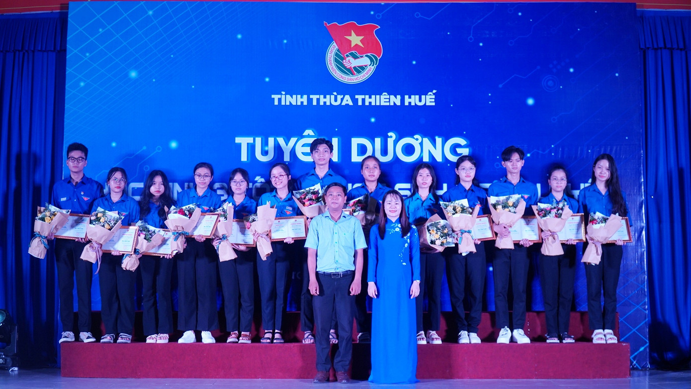 30 đoàn viên là học sinh được Tỉnh Đoàn TT-Huế tuyên dương là “Học sinh 3 tốt” và “Học sinh 3 rèn luyện”. 30 đoàn viên là học sinh được Tỉnh Đoàn TT-Huế tuyên dương là “Học sinh 3 tốt” và “Học sinh 3 rèn luyện”.