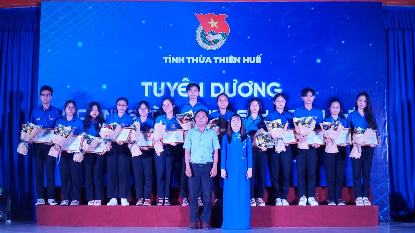30 đoàn viên là học sinh được Tỉnh Đoàn TT-Huế tuyên dương là “Học sinh 3 tốt” và “Học sinh 3 rèn luyện”.