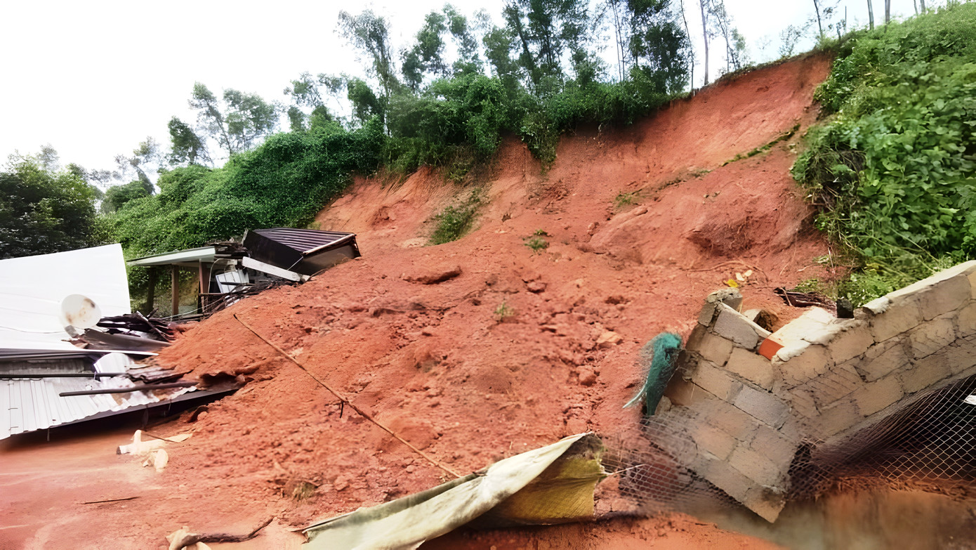 Cơ quan chức năng cũng báo các địa phương, đơn vị, người dân vùng xung yếu, đồi núi về nguy cơ sạt lở đất do mưa lớn kéo dài. Cơ quan chức năng cũng báo các địa phương, đơn vị, người dân vùng xung yếu, đồi núi về nguy cơ sạt lở đất do mưa lớn kéo dài.