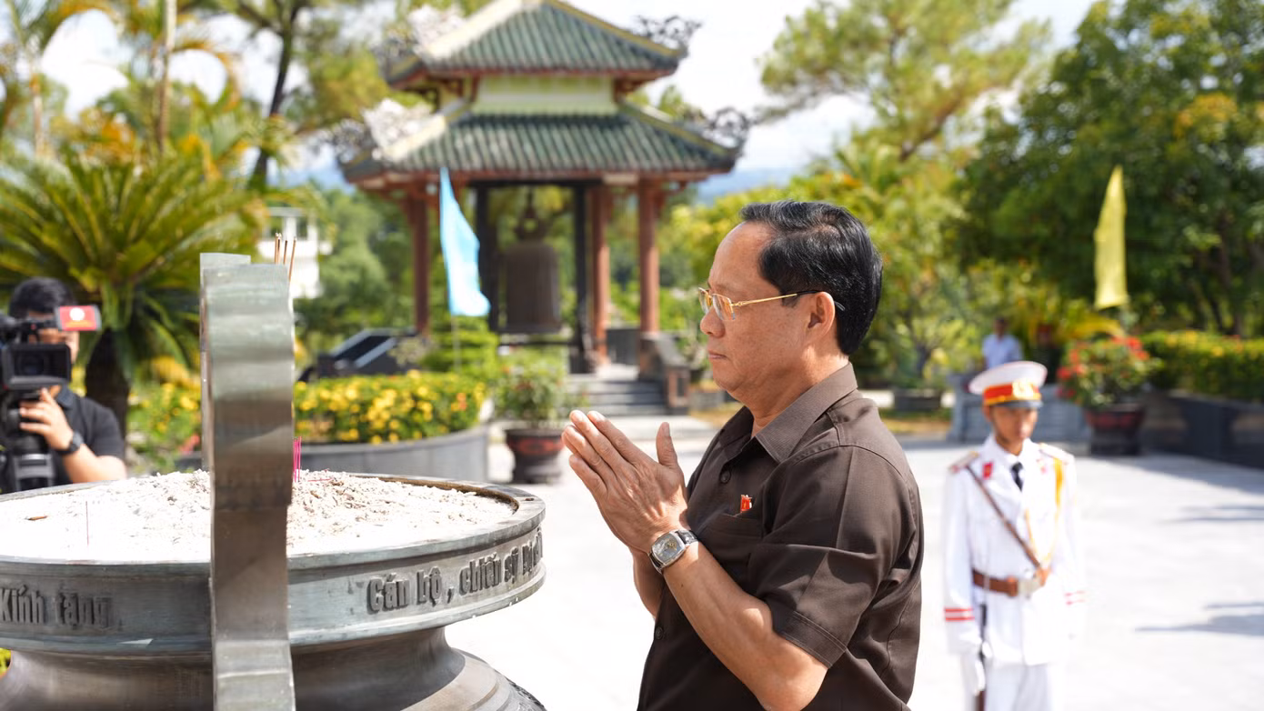 Phó Chủ tịch Quốc hội Trần Quang Phương dâng hương, viếng Nghĩa trang liệt sĩ thành phố Huế. Phó Chủ tịch Quốc hội Trần Quang Phương dâng hương, viếng Nghĩa trang liệt sĩ thành phố Huế.