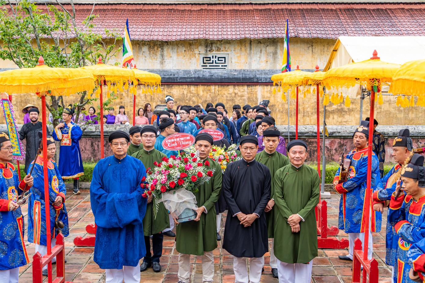 Trong Tuần lễ áo dài cộng đồng Huế 2024 (diễn ra đến ngày 30/6) còn có triển lãm ảnh Áo dài đương đại 3 miền hội tụ tại đình làng Kim Long (TP. Huế), chương trình cộng đồng Áo dài Việt Nam với Hanbok Hàn Quốc tại di tích Nghinh Lương đình, chương trình Vũ điệu Áo dài tại công viên Thương Bạc, diễu hành Áo dài trên đường quê, Dân vũ và áo dài, chương trình nghệ thuật Áo dài chợ quê, Áo dài và tem thư. Ảnh: B.Minh.